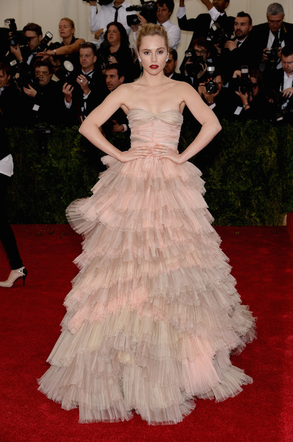 burberry-met-gala-met-ball-2014-suki-waterhouse-Suki+Waterhouse+Red+Carpet+Arrivals+Met+Gala+7N6X8oWm_1Gx