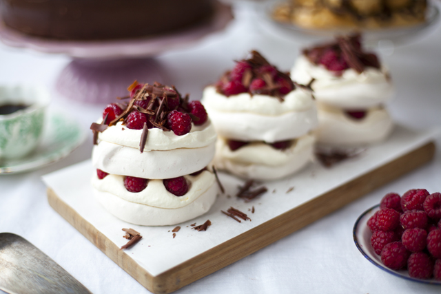 Raspberry-and-Dark-Chocolate-Pavlova_4